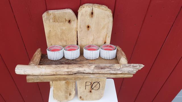 Étagère en bois flotté d'Oléron avec 4 bougies rouges